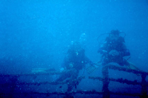 Silvia and Thomas approaching the wreck of King Cruiser - 10.2.99 - stern rail