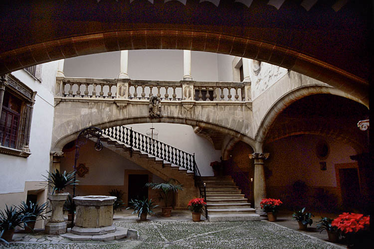 Inner courtyard - Palma de Mallorca - click to go to next image