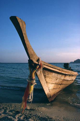 Longtail-boat at Ko Pee Pee Don - click to go to next image