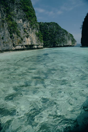 Pileh Cove - Ko Pee Pee Lae - click to go to next image